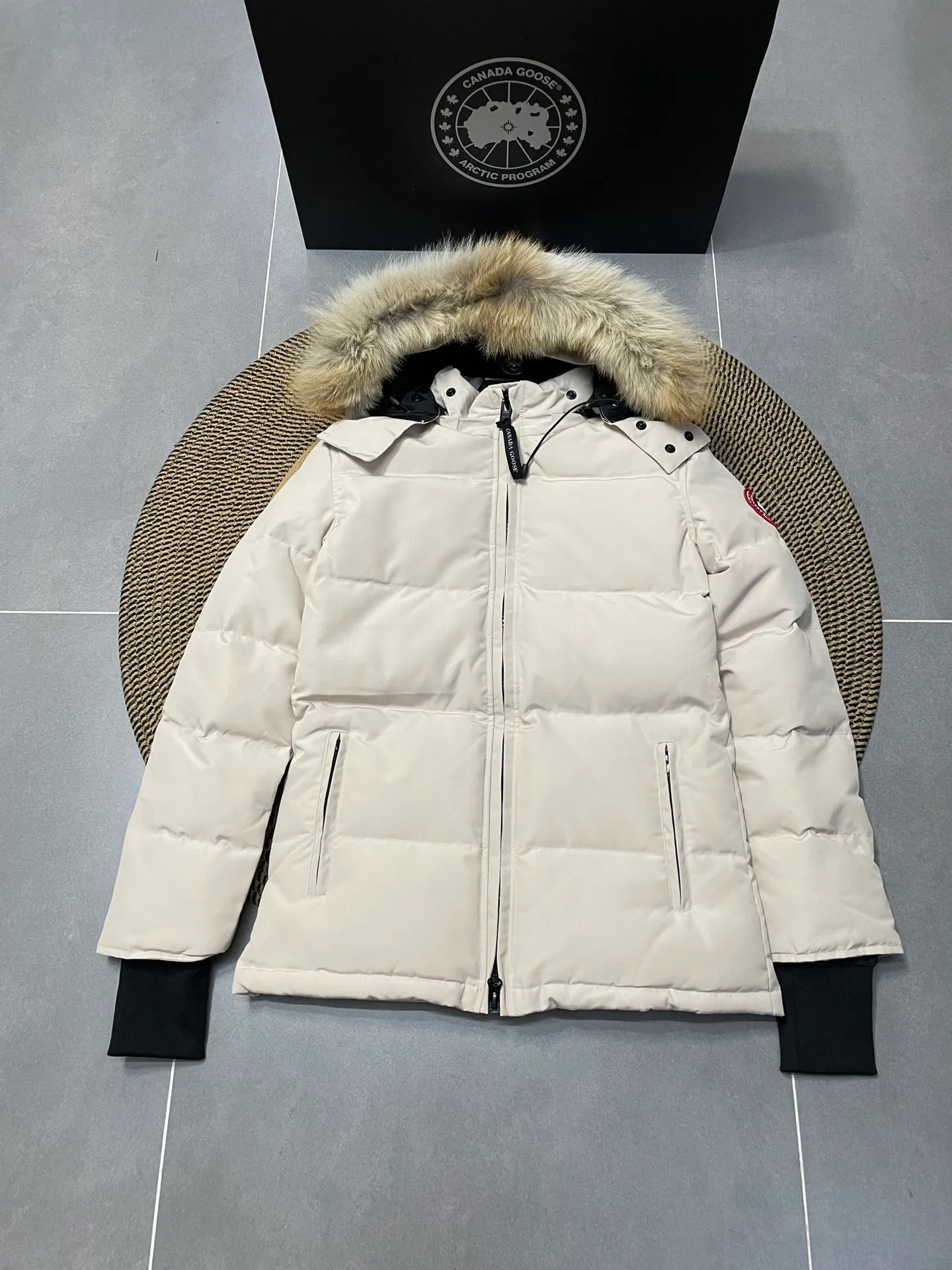 P880 off-white Canadian CANADA GOOES 04 model/women's model. The Arctic and Antarctic scientific expedition teams and others choose Canada Goose as their cold-proof equipment, the Rolls-Royce of down jackets.  ➖ Industry-leading anti-counterfeiting chip sensing.  ➖ Imported Behringer embroidery machines and customized embroidery labels, the highest level and industry leading.  ➖ Imported Korean 21-count polyester-cotton blended original fabric, TC85 waterproof coated fabric, water-repellent, windproof and wear-resistant.  ➖ The new national standard 80 white duck down is filled with an average of 520 grams of down. The amount of down filled is industry-leading.  ➖ 100% nylon lining with double double-layer sealing design to prevent velvet running, and seamless thread design on the cuffs!  ➖ Western Canadian Green Wolf Collar.  ➖ Yoshida YKK provides original factory-customized electroplated sliders. YKK two-way lockable zippers are tight and smooth and do not peel off paint.  ➖ 3M composite Velcro is durable and the accessories and hardware are all custom-made. Only for the purest goose, the most dedicated, the most professional, the highest quality, the highest cost performance!    SIZE:XS-XXL